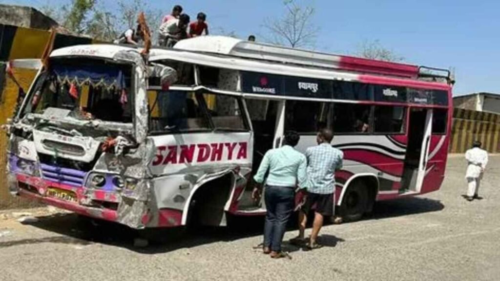 Bus Accident : बस एक्सीडेंट से उसमें सवार 16 यात्री घायल, दो गंभीर