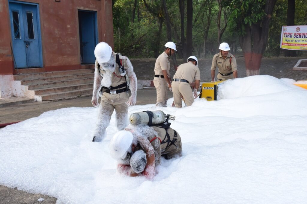 आग से बचाव के लिए हैरतअंगेज प्रदर्शन के साथ अग्नि सुरक्षा सप्ताह का समापन