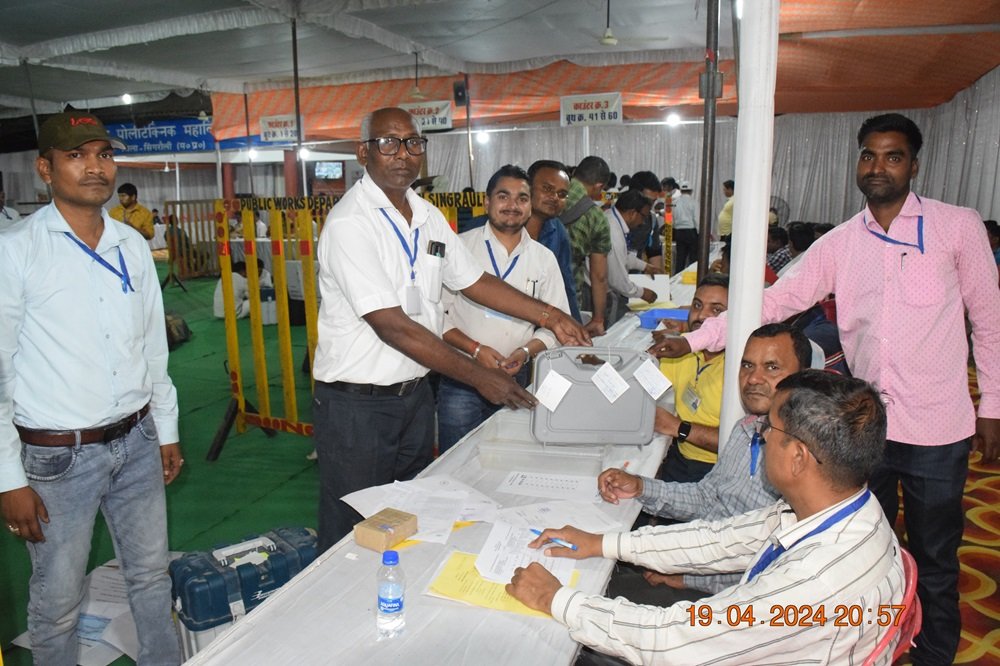 Lok Sabha Election 2024  :  सभी मतदान केन्द्रों की वोटिंग मशीनें स्ट्रांग रूम में सील