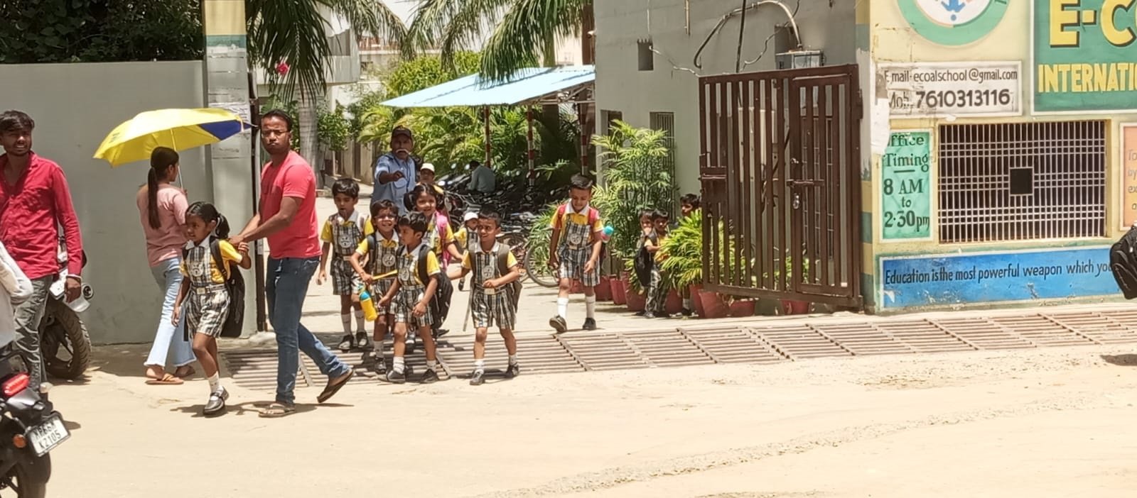 भीषण गर्मी में स्कूल पहुंच रहे नौनिहाल ग्रीष्मकालीन अवकाश देने में निजी विद्यालय कर रहे मनमानी, अविभावकों को सता रही बच्चें के बीमार होने की चिंता