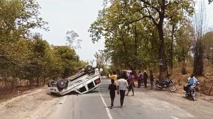 धनौजा मंदिर के समीप अनियंत्रित होकर पलटा चार पहिया वाहन, बाल बाल बचा चालक