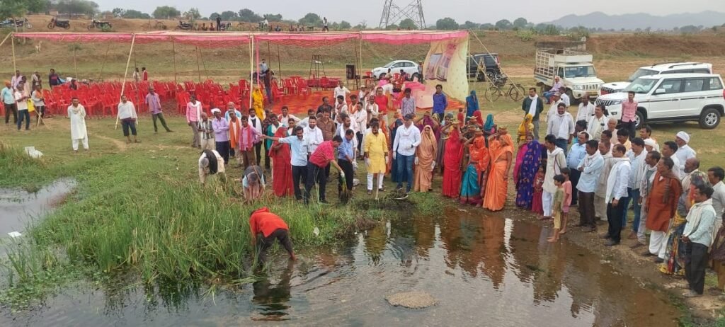SINGRAULI NEWS : जल संवर्धन अभियान अंतर्गत सेमरा नदी की हुई साफ सफ़ाई
