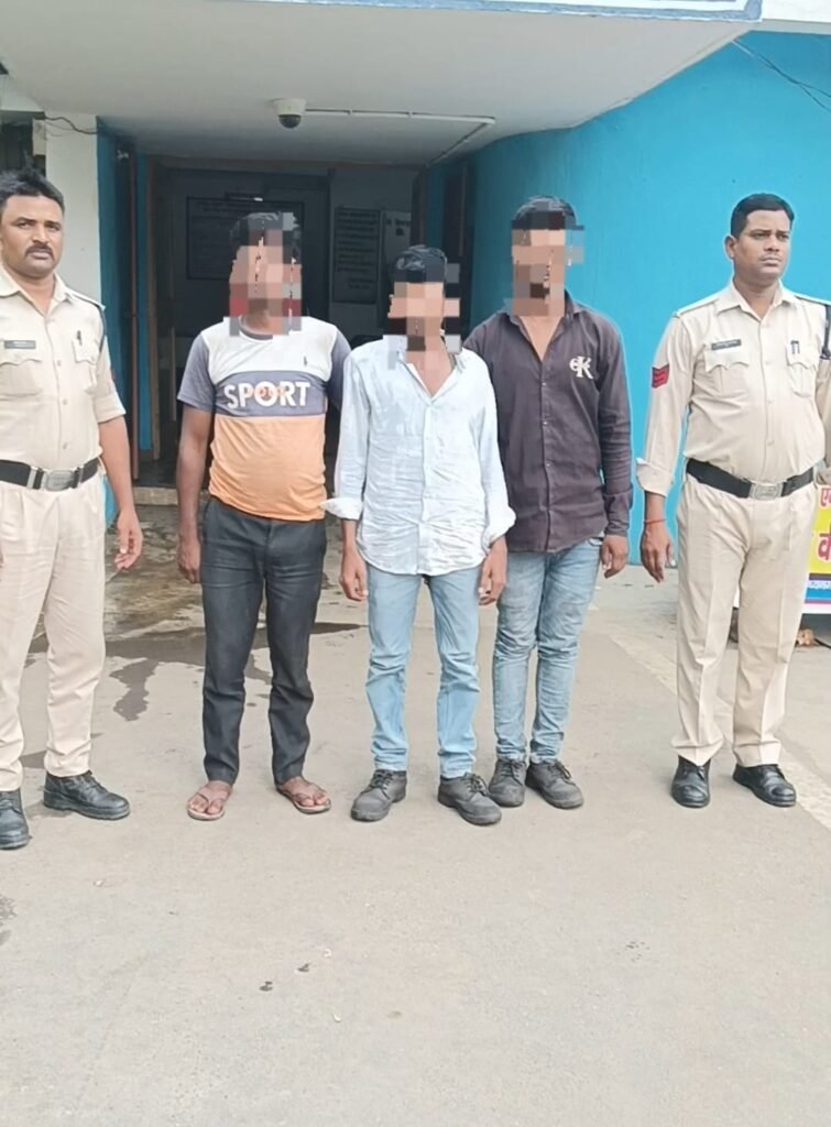 मारपीट कर रंगदारी वसूलने वाले आरोपी 03 आरोपियों को विन्ध्यनगर पुलिस ने गिरफ्तार कर भेजा जेल