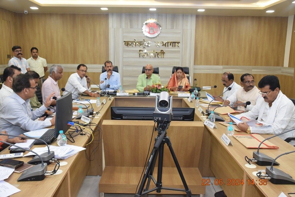 जिला विकास समन्वय निगरानी समिति की बैठक आयोजित रेलवे डीआरएम कार्यालय सिंगरौली में किया जाये स्थापितः-सांसद डॉ. राजेश मिश्रा