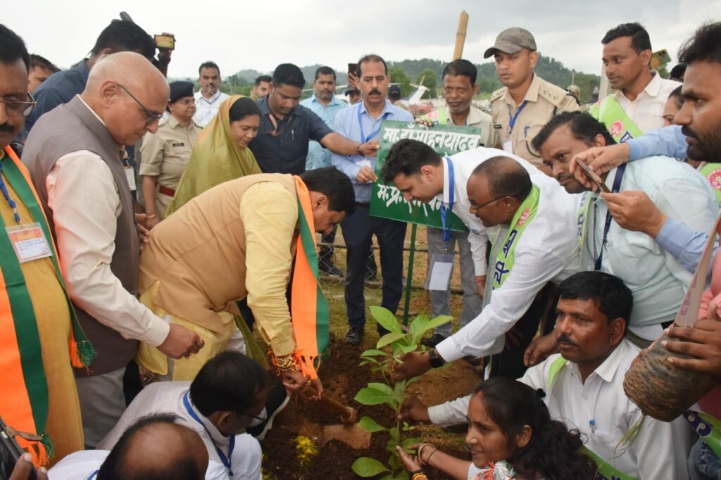 मुख्यमंत्री ने एक पेड़ मॉ के नाम अभियान के तहत किया पौधा रोपण