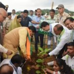 मुख्यमंत्री ने एक पेड़ मॉ के नाम अभियान के तहत किया पौधा रोपण