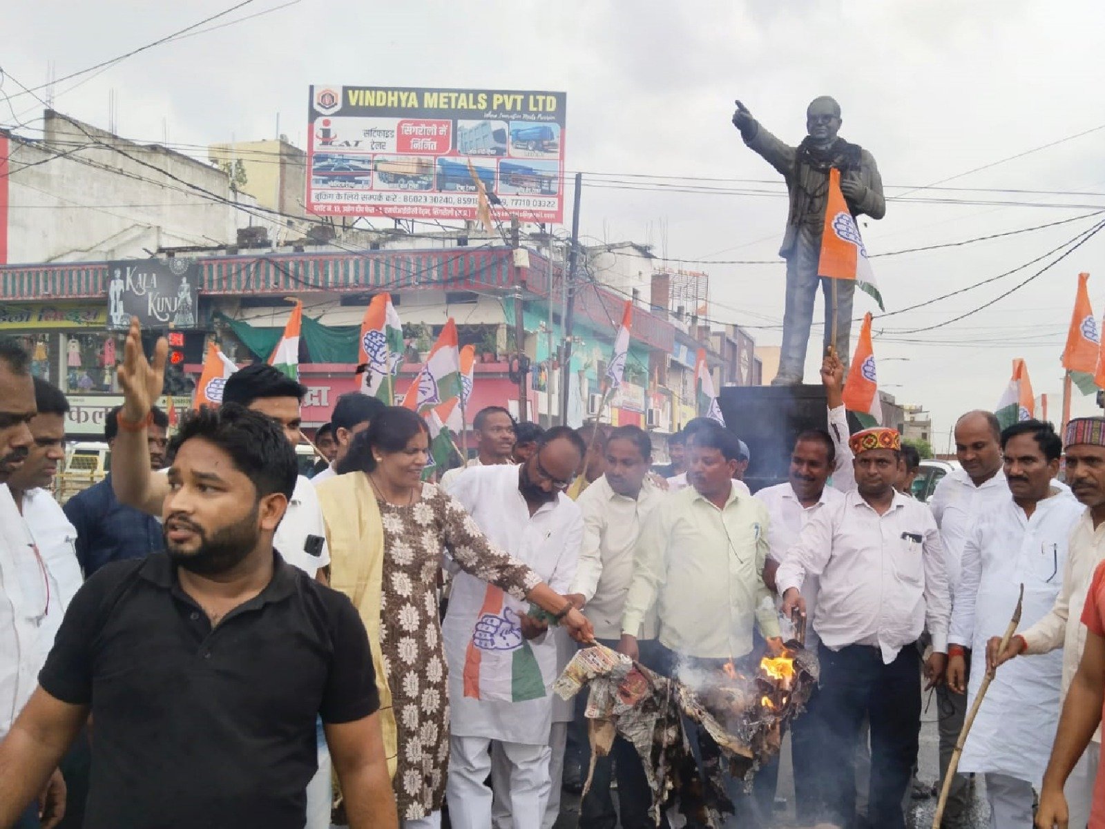 पिछड़ा वर्ग कांग्रेस ने भाजपा सांसद अनुराग ठाकुर का किया पुतला दहन