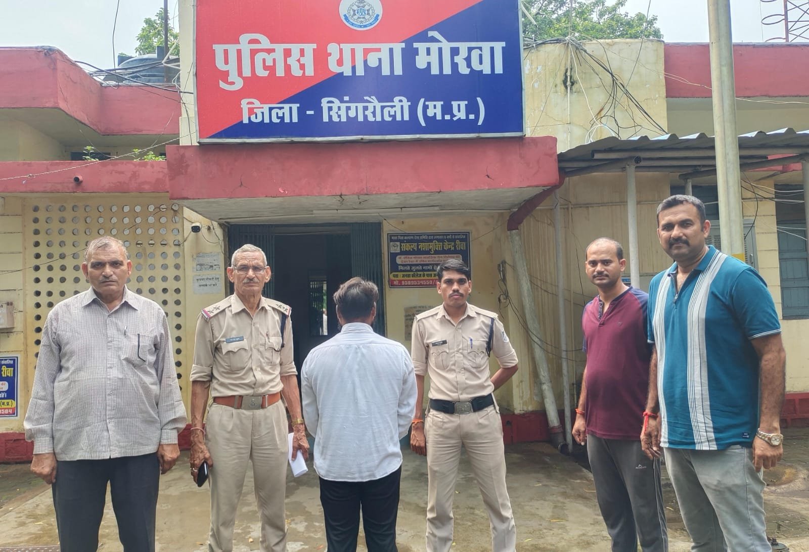 घर में लगा रखा था गांजे का लहलता पेड़, पुलिस ने पड़ा