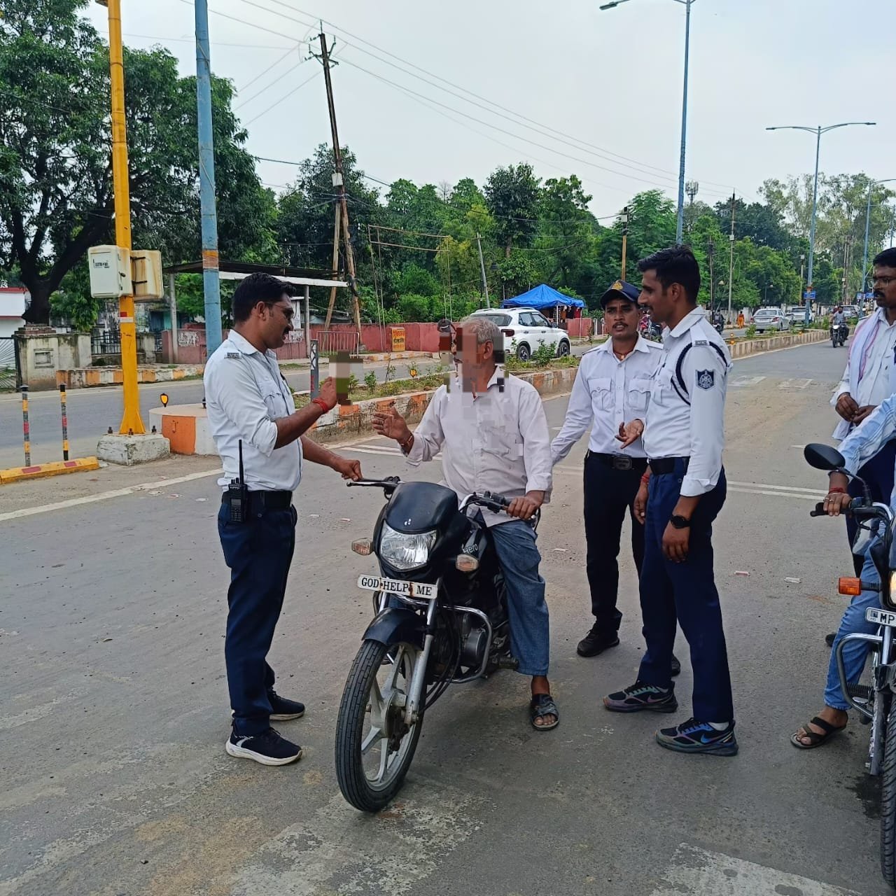 यातायात नियमों का उल्लंघन करने वाले 50 से अधिक वाहन चालकों के विरुद्ध यातायत पुलिस ने की चालानी कार्यवाही