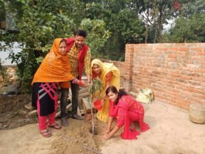 नव युगल बर बधु ने फलदार वृक्षलगाकर किया जीवन की नई पारी की शुरुआत