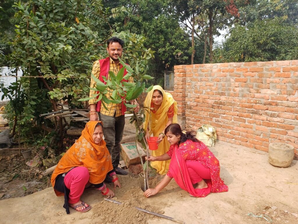 नव युगल बर बधु ने फलदार वृक्षलगाकर किया जीवन की नई पारी की शुरुआत